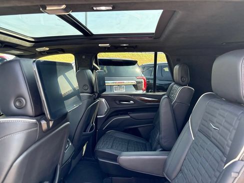 Used 2023 Cadillac Escalade Sport Platinum AWD/4WD image 2