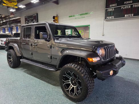Used 2025 Jeep Gladiator Sport image 4