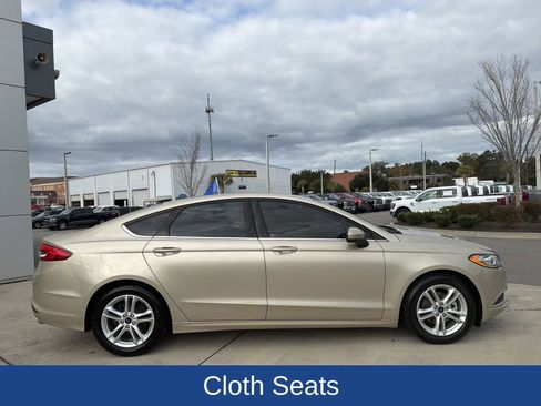 Used 2018 Ford Fusion SE w/ Fusion SE Technology Package image 2