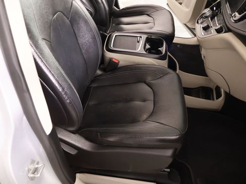 Used 2022 Chrysler Pacifica Touring-L FWD image 14