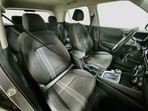 Used 2020 Hyundai Venue SEL FWD image 25