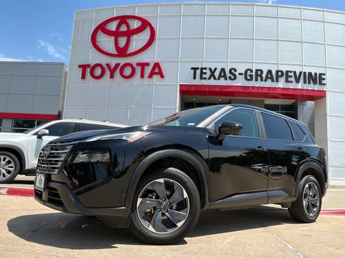 Used 2025 Nissan Rogue SV FWD image 2