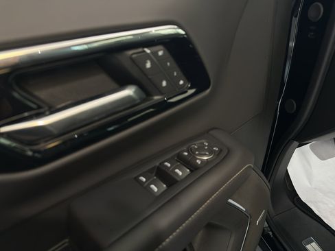 New 2025 Chevrolet Suburban Premier image 28