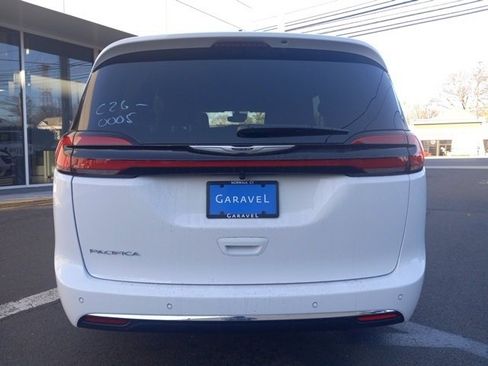 New 2026 Chrysler Pacifica Select image 18