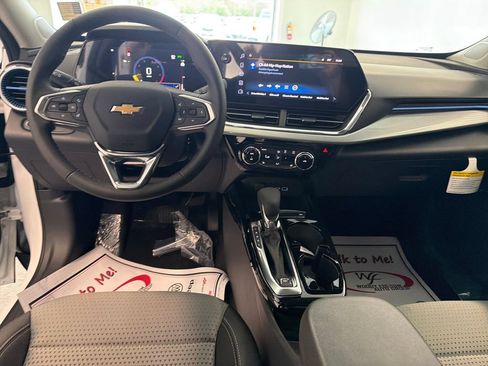 New 2026 Chevrolet Trax LT w/ LT Convenience Package FWD image 17