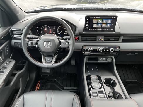 Certified 2025 Honda Pilot TrailSport image 11