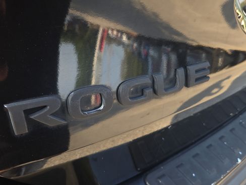 Used 2019 Nissan Rogue SV w/ Premium Package FWD image 32