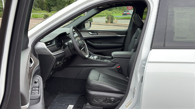 New 2027 Jeep Grand Cherokee Limited AWD/4WD image 9