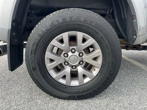 Used 2016 Toyota Tacoma SR5 w/ SR5 Appearance Package (SN) image 11