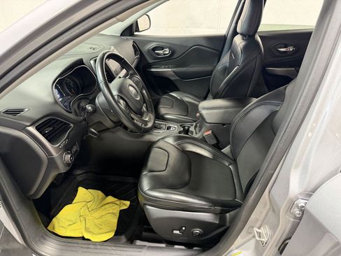 Used 2019 Jeep Cherokee Latitude Plus AWD/4WD image 41