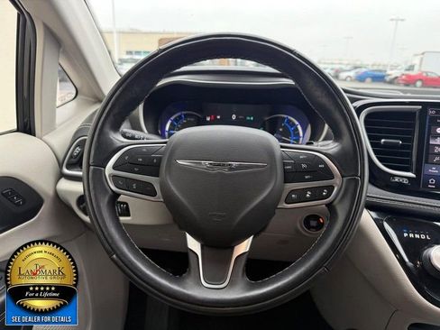 Used 2022 Chrysler Pacifica Touring-L w/ Uconnect Theater Family Group image 21