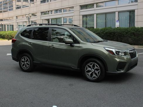 Used 2021 Subaru Forester Premium AWD/4WD image 2