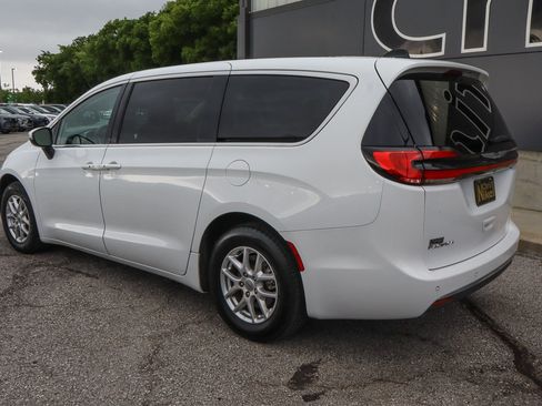 Used 2023 Chrysler Pacifica Touring-L FWD image 6