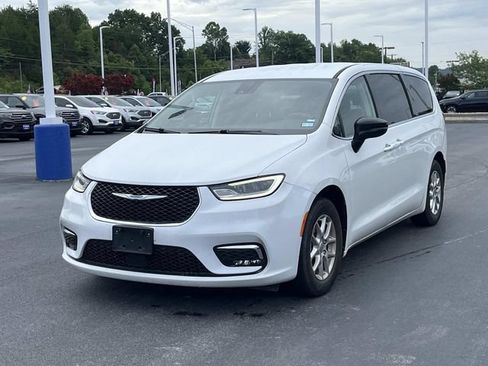 Used 2024 Chrysler Pacifica Touring-L FWD image 7