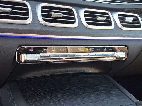 Used 2025 Mercedes-Benz GLS 580 4MATIC image 15