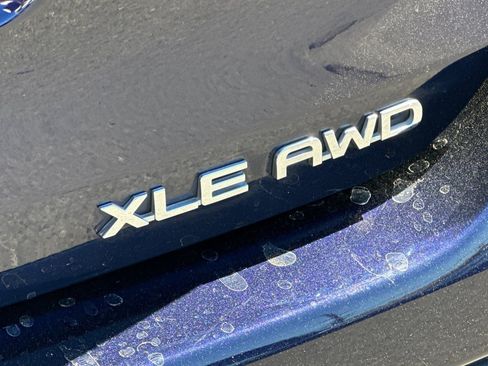 Used 2022 Toyota Highlander XLE AWD/4WD image 31