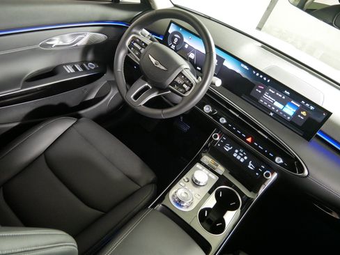 Certified 2026 Genesis GV70 2.5T AWD/4WD image 9