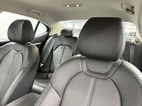 Used 2025 Genesis G70 2.5T image 18