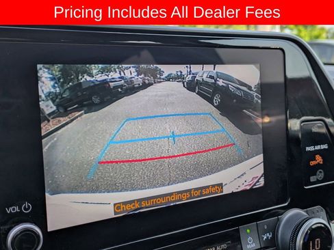 Used 2023 Toyota Highlander XLE FWD image 24