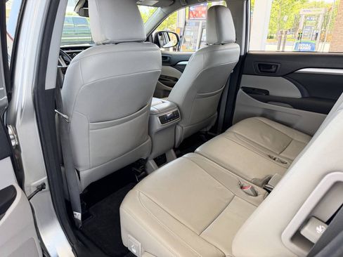 Used 2018 Toyota Highlander LE FWD image 28