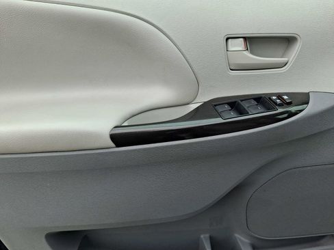 Used 2012 Toyota Sienna LE image 9