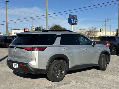 Used 2024 Nissan Pathfinder SV image 5