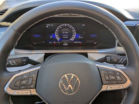 Used 2025 Volkswagen Taos SE image 29