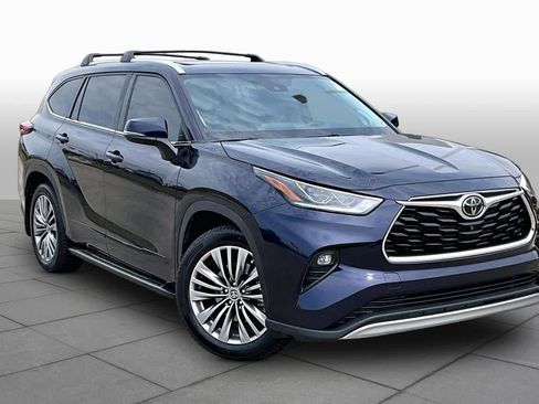 Used 2021 Toyota Highlander Platinum FWD image 3