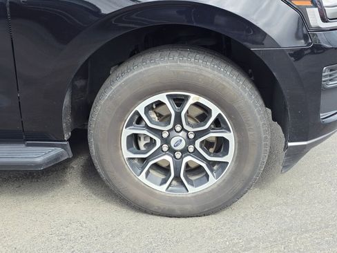 Used 2024 Ford Expedition Max XLT image 3