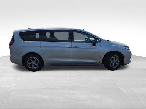 Used 2024 Chrysler Pacifica Limited image 9