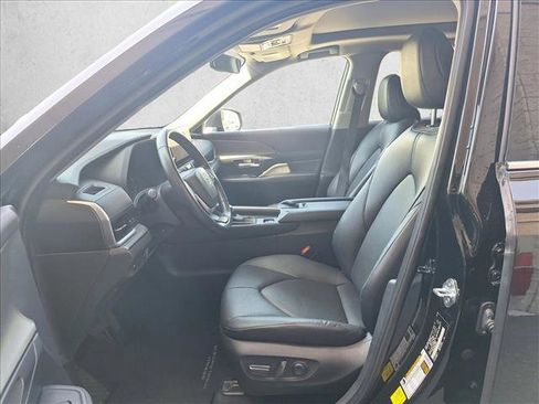Used 2025 Toyota Grand Highlander AWD image 9