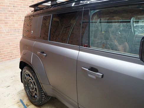 Used 2025 Land Rover Defender 110 image 34