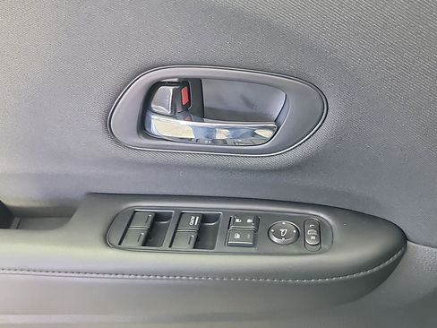 Certified 2022 Honda HR-V LX image 32