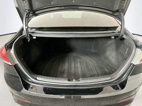 Used 2017 Hyundai Elantra SE image 22