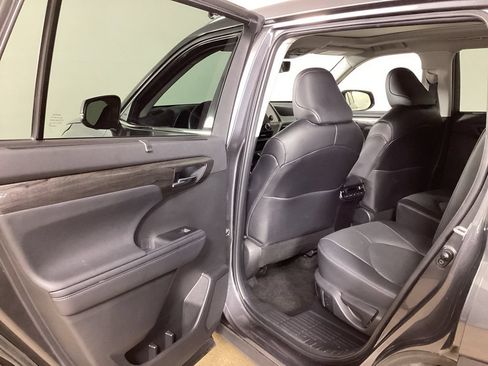 Used 2024 Toyota Highlander Platinum AWD/4WD image 21