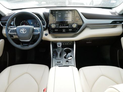 Certified 2021 Toyota Highlander XLE image 10