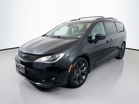 Used 2019 Chrysler Pacifica Touring-L Plus w/ Advanced Safetytec Group image 3