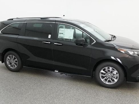 New 2026 Toyota Sienna XLE FWD image 12