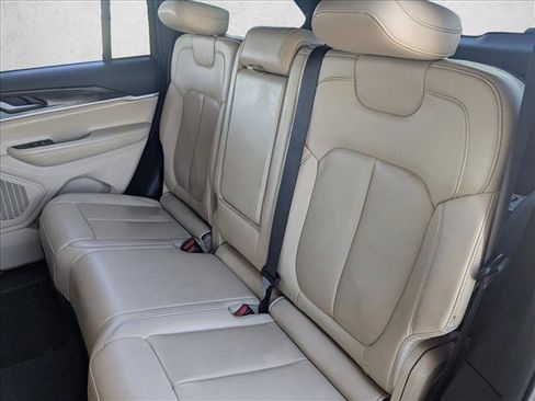 Used 2023 Jeep Grand Cherokee Limited image 19