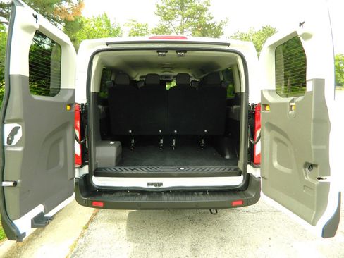 Used 2022 Ford Transit 350 XLT RWD image 9