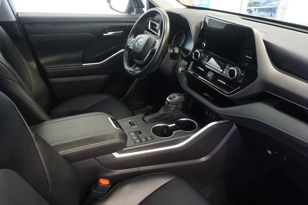 Certified 2025 Toyota Highlander XLE FWD image 28
