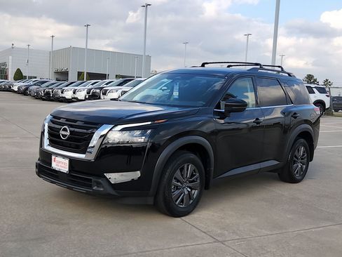 Certified 2024 Nissan Pathfinder SV image 3