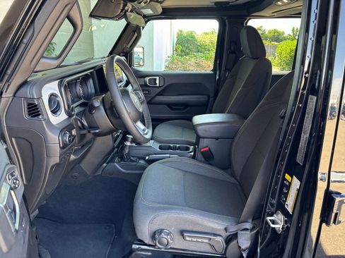 Used 2025 Jeep Wrangler Unlimited Sahara AWD/4WD image 27