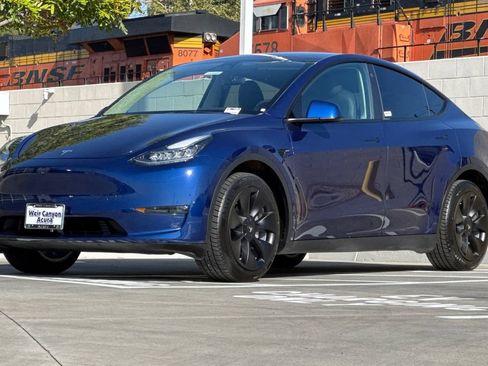 Used 2023 Tesla Model Y Long Range AWD/4WD image 10