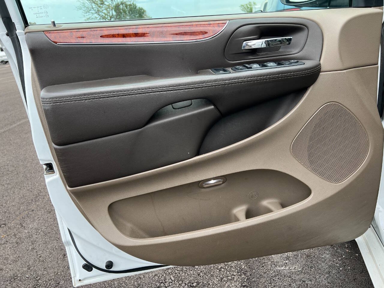 Used 2015 Chrysler Town & Country Touring w/ Driver Convenience Group FWD image 21