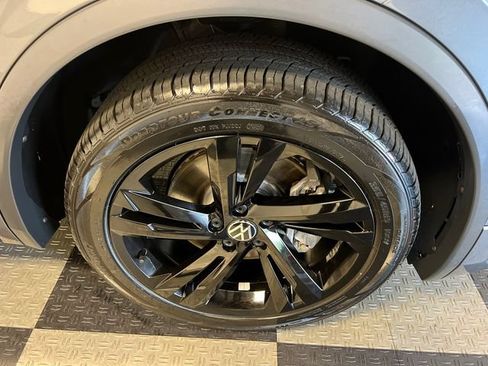 Certified 2023 Volkswagen Tiguan SE R-Line FWD image 9