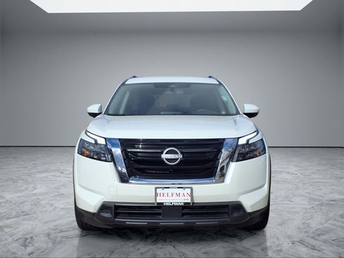 Used 2025 Nissan Pathfinder SV image 2