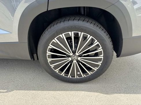 New 2026 Volkswagen Taos SE FWD image 6