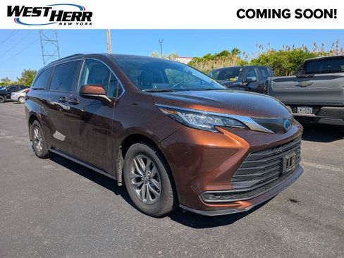 Used 2022 Toyota Sienna LE FWD image 1