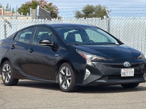 Used 2017 Toyota Prius Three Touring w/ Carpet Mat Package FWD image 7